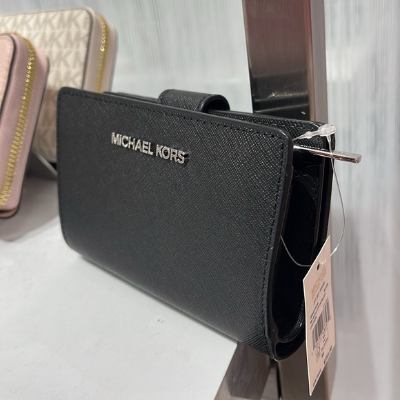 MICHAEL KORS
Medium Crossgrain Leather Wallet
Black 
NWT - Picture 14 of 16